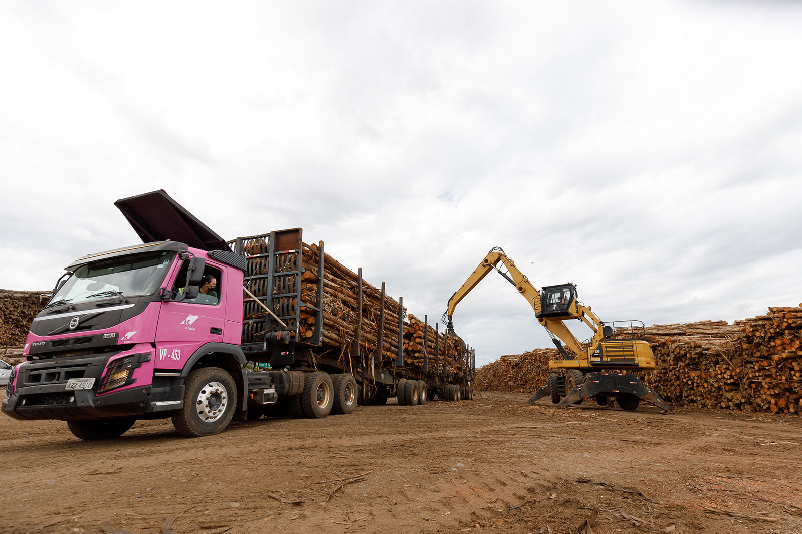 Na hora de entregar sua madeira para a Klabin o produtor pode escolher entre três alternativas pensadas para reduzir custos, ampliar negócios e melhorar sua logística