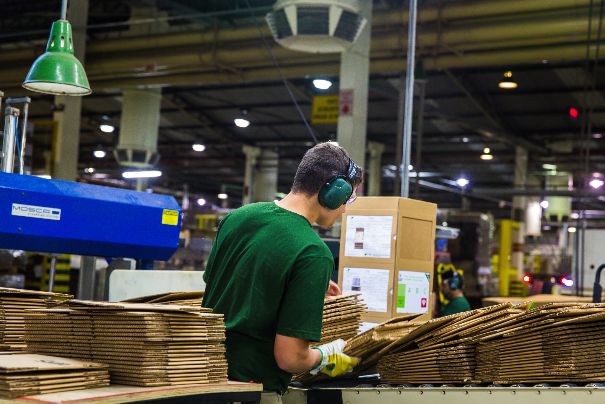 Entenda melhor sobre como o papel Kraft e/ou reciclável se transforma em um dos nossos principais produtos: o Papelão Ondulado. Saiba mais sobre toda a tecnologia envolvida no processo e os seus principais diferenciais. 