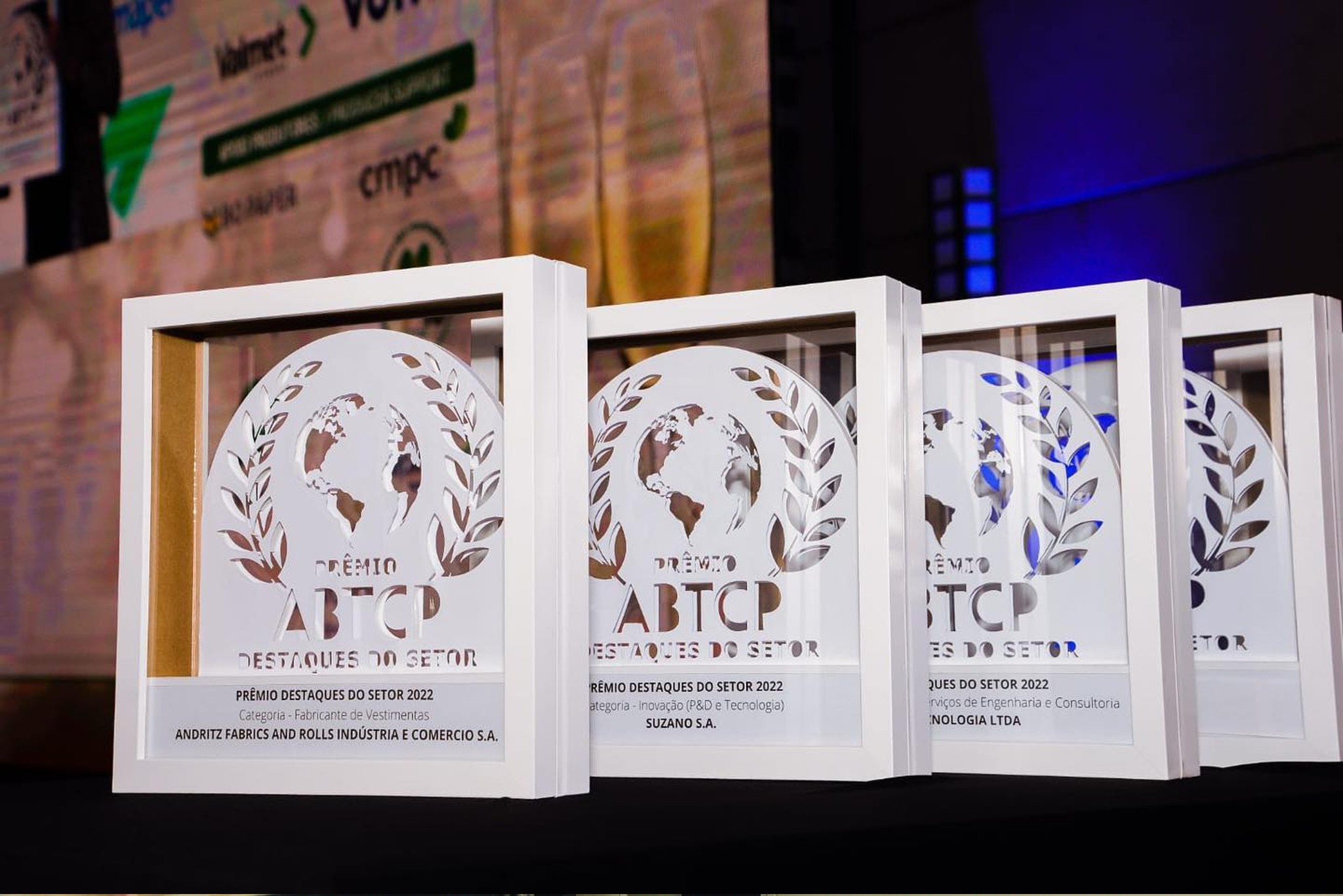 No dia 6 de outubro, durante o Jantar de Confraternização de 55 anos da Associação Brasileira Técnica de Celulose e Papel - ABTCP, nossa Companhia recebeu três troféus no Prêmio Destaques do Setor 2022, conquistando o primeiro lugar nas categorias: Responsabilidade Social, Fabricante de Papel para Embalagem e Desenvolvimento Florestal. Somos a maior produtora e exportadora de papéis para embalagens e de soluções sustentáveis em embalagens de papel do Brasil, e esse prêmio demonstra nosso compromisso com um desenvolvimento contínuo aliado às práticas de inovação, tecnologia e otimização, bem como com o cuidado e respeito com os produtores rurais parceiros e comunidades do entorno.